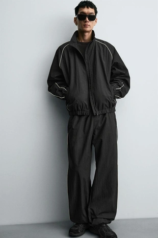 Брюки-джоггеры из высокотехнологичной ткани с контрастными деталями- Заказать в России