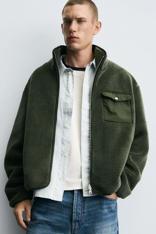 Куртка с эффектом искусственного меха и контрастными деталями- Заказать в России