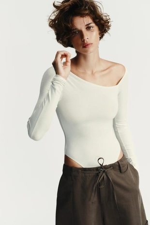 Боди асимметричного кроя с длинным рукавом- Заказать в России