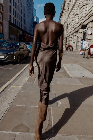 Асимметричное атласное платье миди- Заказать в России