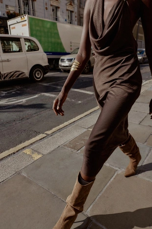 Асимметричное атласное платье миди- Заказать в России