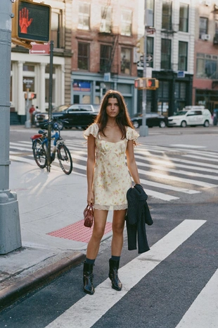 Короткое атласное платье с цветочным принтом- Заказать в России