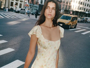 Короткое атласное платье с цветочным принтом- Заказать в России