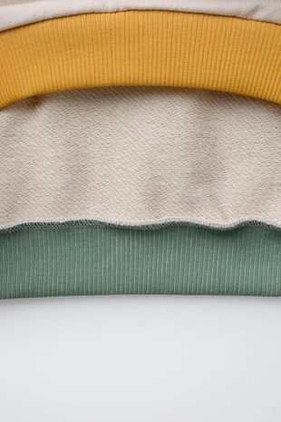 Толстовка с вышитой надписью и контрастной отделкой в рубчик- Заказать в России