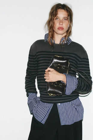 Сумка с плечевым ремнем и металлическими деталями- Заказать в России