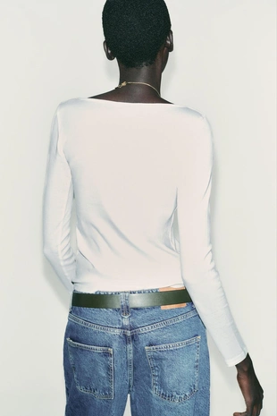 Хлопковая футболка с вырезом лодочкой- Заказать в России