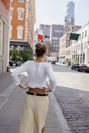 Футболка с вырезом «лодочка»- Заказать в России