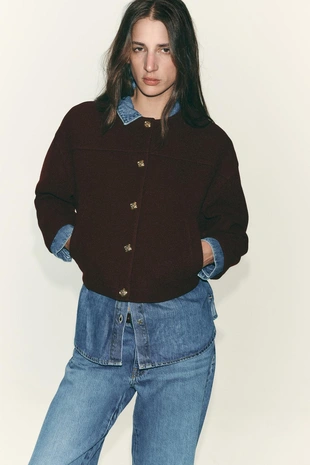 Мягкая куртка с золотистыми пуговицами- Заказать в России