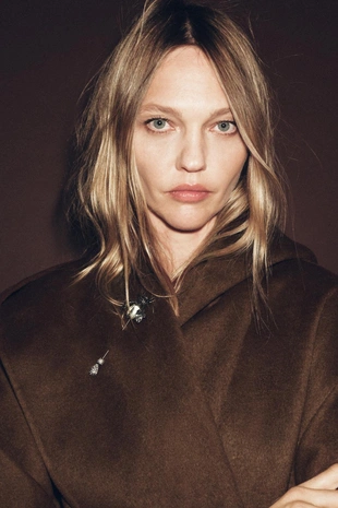 Макси-брошь металлическая «пчела» с блестками- Заказать в России