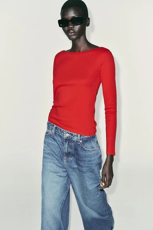 Хлопковая футболка с вырезом лодочкой