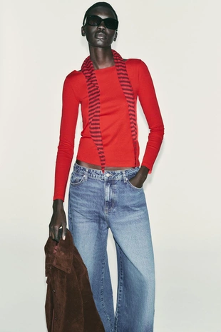 Хлопковая футболка с вырезом лодочкой