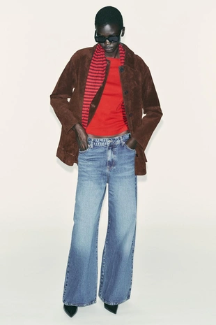 Хлопковая футболка с вырезом лодочкой