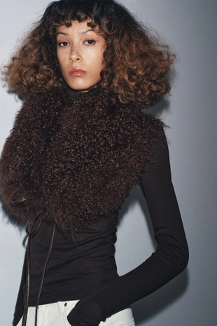 Приталенная футболка с воротником-стойкой- Заказать в России