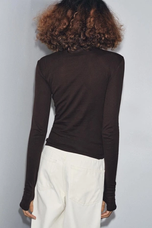 Приталенная футболка с воротником-стойкой- Заказать в России