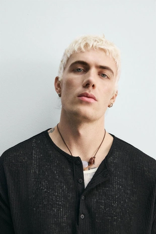 Трикотажная футболка с воротником на пуговицах- Заказать в России