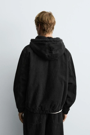 Джинсовая куртка с капюшоном и отделкой из искусственной овчины