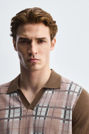 Трикотажное поло в клетку с принтом- Заказать в России