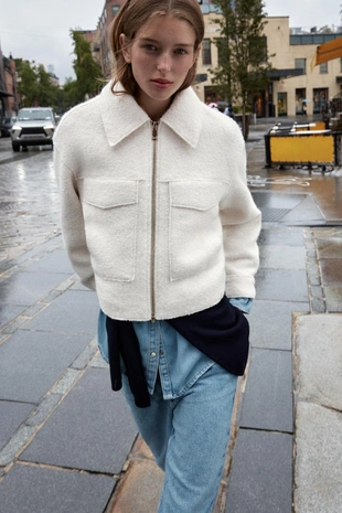 Куртка букле с накладными карманами- Заказать в России