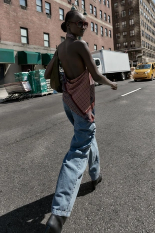 Топ халтер с асимметричным принтом- Заказать в России