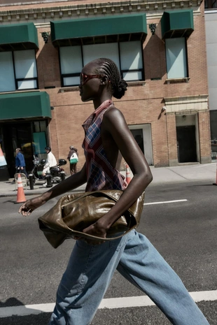 Топ халтер с асимметричным принтом- Заказать в России