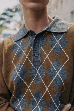 Трикотажный свитер поло с узором «ромбы»- Заказать в России