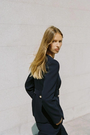 Приталенный блейзер с поясом- Заказать в России