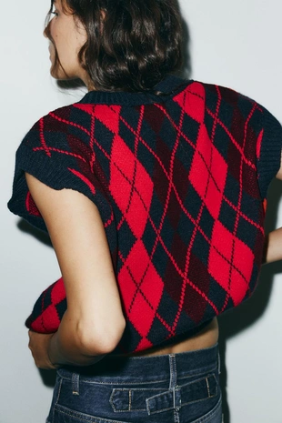 Трикотажный жилет оверсайз с узором «ромбы»- Заказать в России