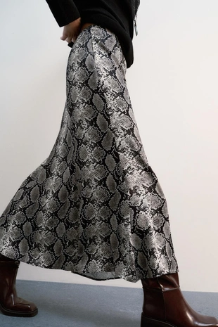 Атласная юбка миди с анималистическим принтом- Заказать в России