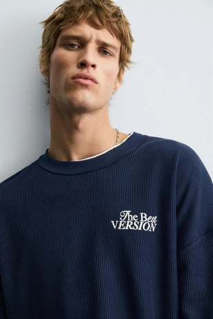 Толстовка с текстурным рисунком и надписями- Заказать в России