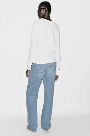 Выстиранная футболка с длинными рукавами