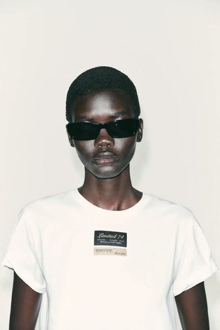 Футболка с короткими рукавами и этикеткой- Заказать в России