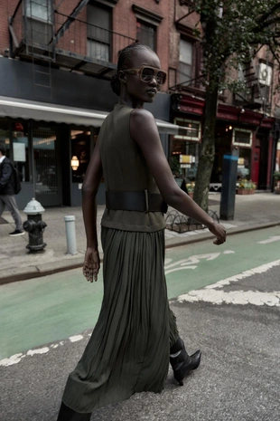 Комбинированное платье-миди с поясом- Заказать в России