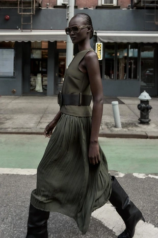 Комбинированное платье-миди с поясом- Заказать в России