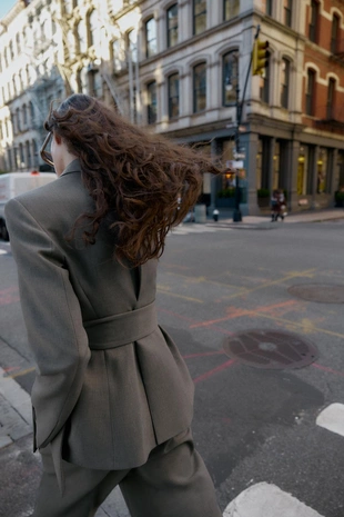 Блейзер с подплечниками и поясом- Заказать в России