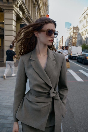 Блейзер с подплечниками и поясом- Заказать в России