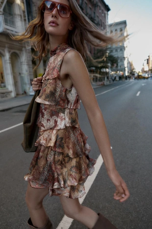 Мини-платье с принтом и воланами- Заказать в России