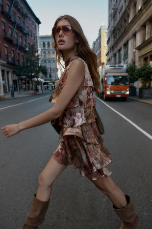 Мини-платье с принтом и воланами- Заказать в России