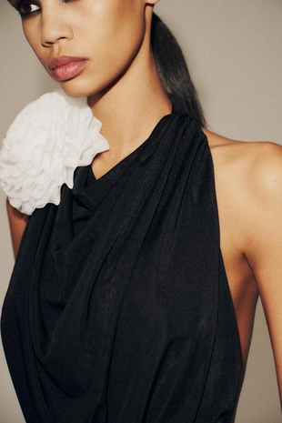 Короткое платье халтер с цветочной отделкой- Заказать в России