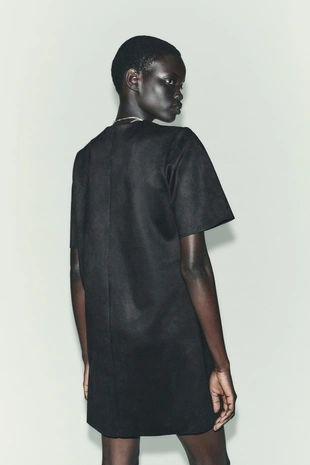 Платье под замшу с заклепками