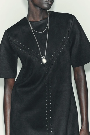 Платье под замшу с заклепками