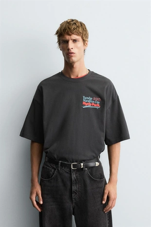 Футболка с эффектом потертости и цифрами- Заказать в России