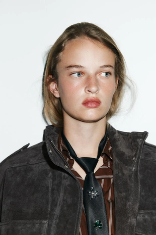 Однотонный галстук с брошами- Заказать в России