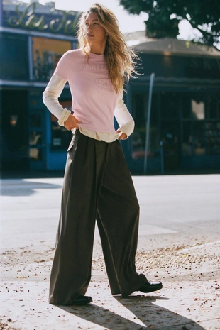 Брюки с защипами и клапанами