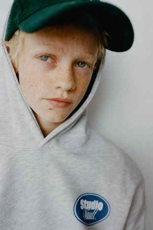 Худи с рельефным текстом и капюшоном- Заказать в России