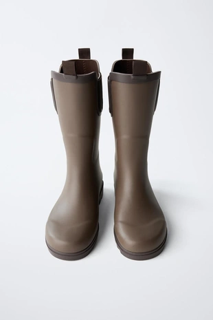 Высокие резиновые сапоги