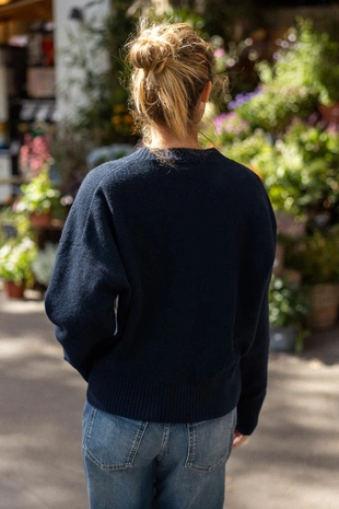 Мягкий трикотажный джемпер с V-образным вырезом- Заказать в России