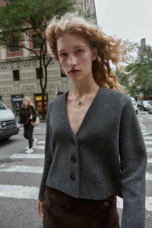 Трикотажный кардиган с V-образным вырезом- Заказать в России