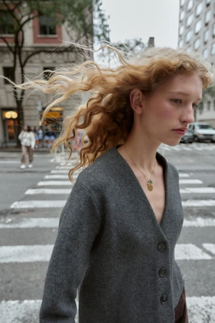 Трикотажный кардиган с V-образным вырезом- Заказать в России