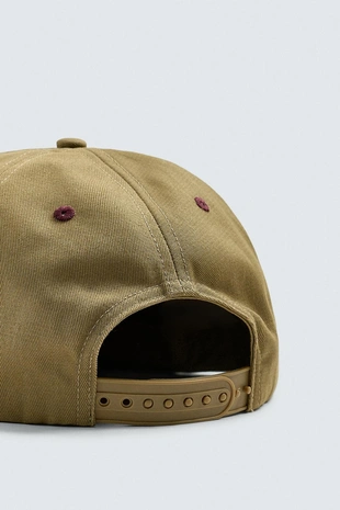 Кепка с плоским козырьком и вышивкой- Заказать в России