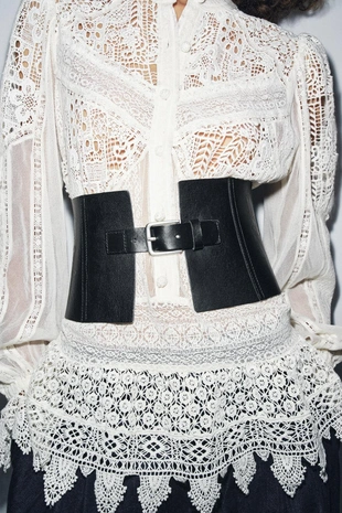 Кожаный ремень-корсет с текстурой- Заказать в России